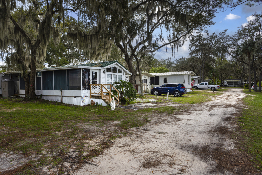 Paradise Lakes Mobile Home Park | Parakeet Communities